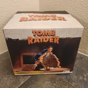 Statue - Tomb Raider Lara Croft, 7-inch PVC (NEW) - Dark Horse